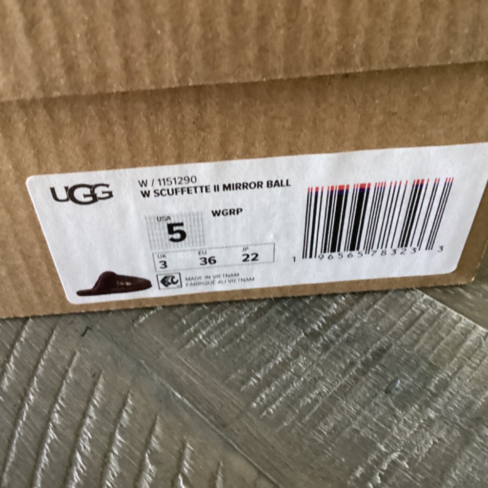 UGG® Women's Scuffette II Mirror Ball Slip On Slide Slipper Flats, size 5 - Picture 6 of 12